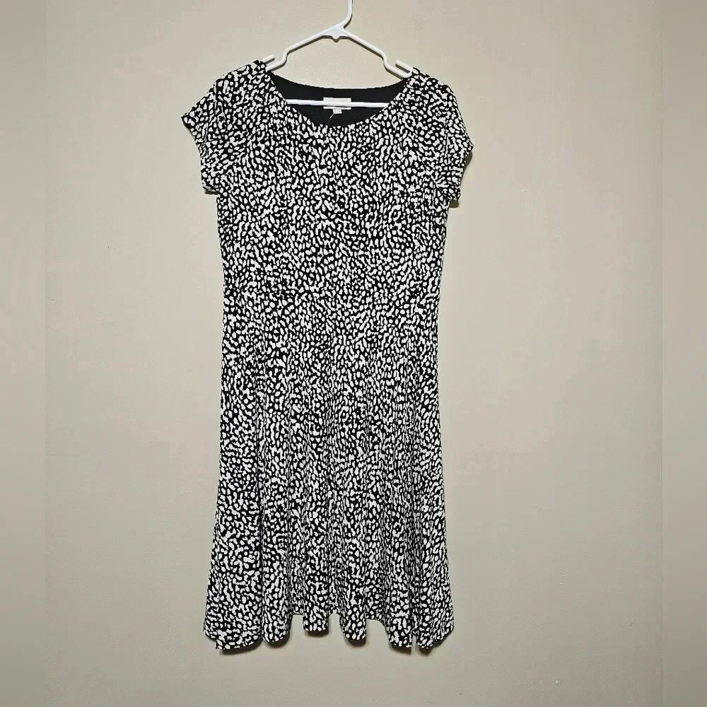 LOFT Short Sleeve Dress Women's Size 8 Black White Stretch Pullover Animal Print